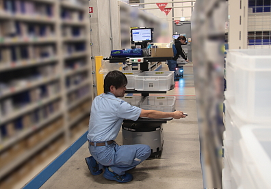 AutonMateがピッキングをする位置へ自動で移動